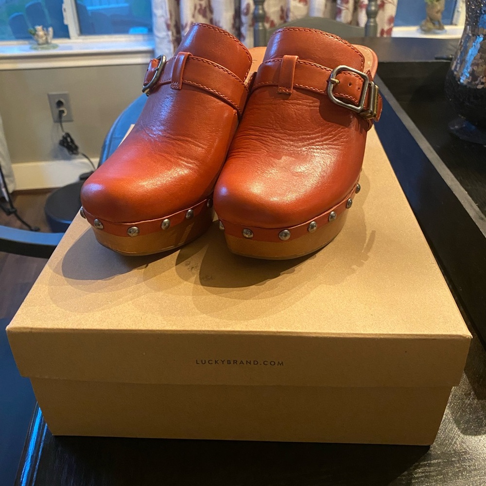 Lucky Brand clogs with Buckle